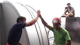 美國攀岩家 Alex Honnold 今徒手攀登台北 101。曾協助法國蜘蛛人架繩的台灣教練戴盛昌透露，Alex十多年前曾低調來台試爬，也是由戴盛昌率領的「小鬍子冒險學校」團隊給予適當支援。當年法國蜘蛛人評台北101難度僅「5.5分」，但戴盛昌分析，此次 Alex 挑戰外牆動作重複、更耗單一肌群耐力，讓全程觀戰的他直呼「手心冒汗」。（圖／小鬍子教練戴盛昌提供） 