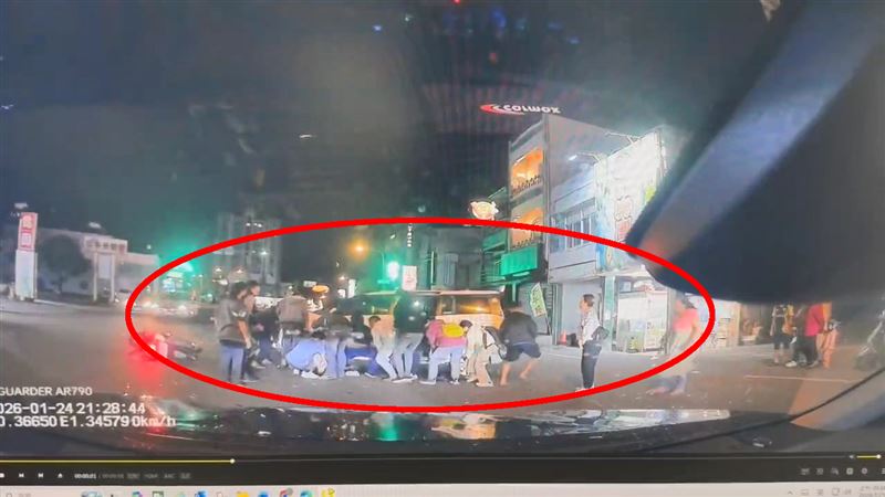 江姓女騎士受困自小客車底，10多名素不相識的壯漢立即前往路口抬車救人。（圖／翻攝畫面）