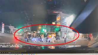 畫面曝光！女卡車底10壯漢秒抬車救人