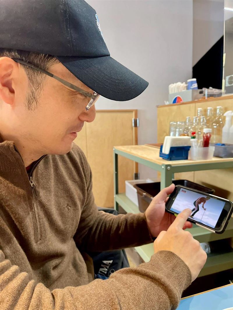 美國攀岩好手霍諾德（Alex Honnold）成功徒手攀登臺北101，蔣萬安發文恭喜。（圖／翻攝自蔣萬安臉書）