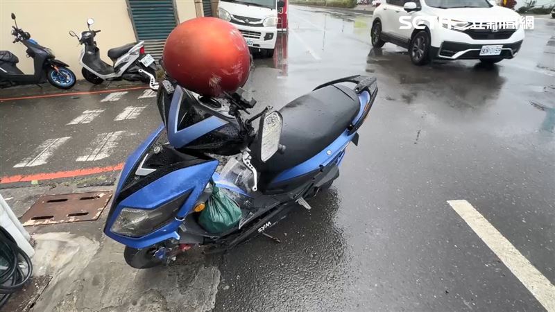 江女的機車部分損毀，所幸當時雙方車速都不快，否則後果將難以想像。（圖／記者陳弘逸攝影）