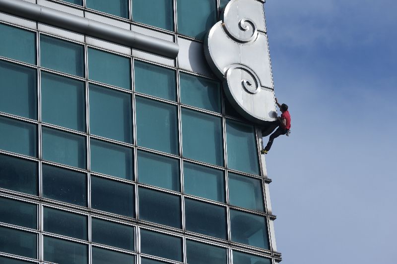 美國自由攀岩好手霍諾德(Alex Honnold)25日無安全繩索徒手攀登台北101大樓,僅花不到2小時完成。(圖/中央社)