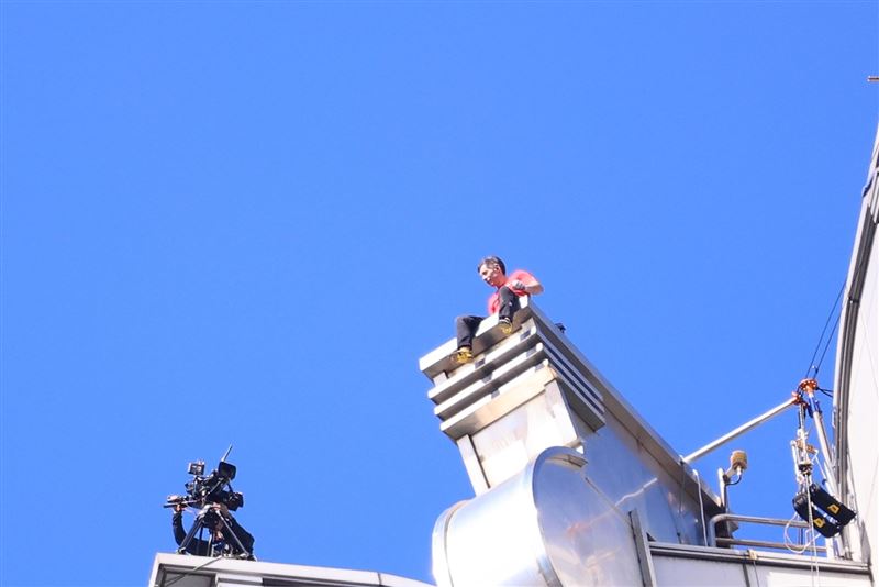 霍諾德已攀登到台北101的最高處。（圖／記者鄭孟晃攝影）