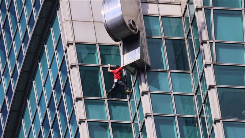 40歲美國自由攀岩傳奇猛將霍諾德（Alex Honnold），今天（25日）在「無安全設備」狀態下，徒手攀登台北101。（圖／記者鄭孟晃攝影）