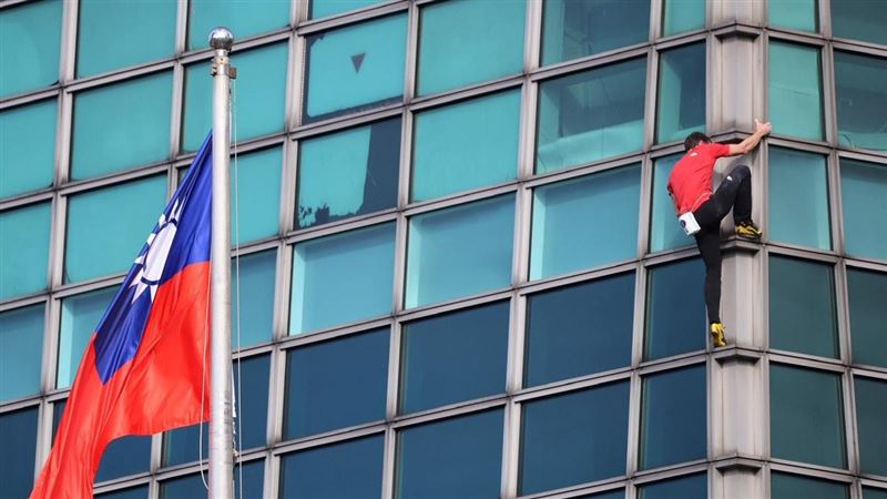 霍諾德同框我國國旗　網淚：世界看見台灣