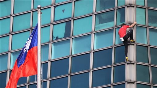 霍諾德同框我國國旗　網淚：世界看見台灣