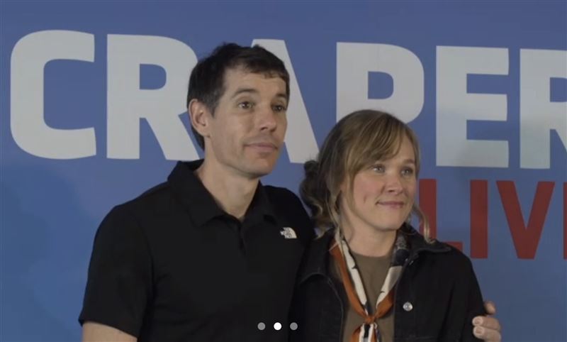 艾力克斯霍諾德（Alex Honnold）和妻子桑妮（Sanni）出席記者會