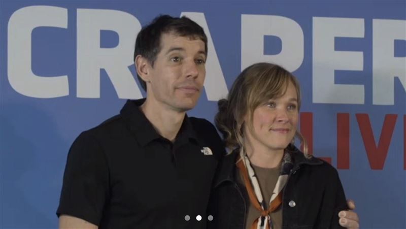 艾力克斯霍諾德（Alex Honnold）和妻子桑妮（Sanni）出席記者會