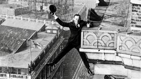 格德納自1905年起，成功攀爬超過700棟建築，包括紐約的麥卡平飯店。翻攝自Old Historical Pictures臉書