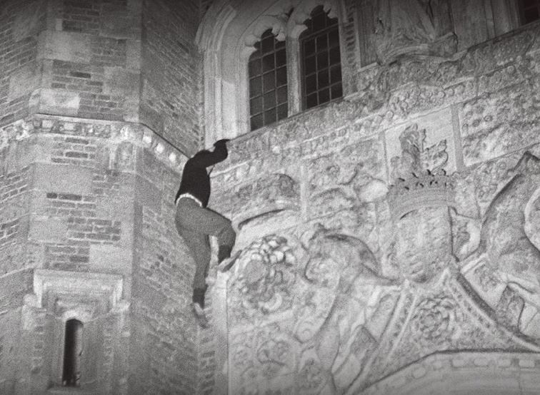 都市攀登與早期登山文化之間的密切關聯，也就是許多岩攀者早期磨練技巧的地方，都是在校園建築上。《The Night Climbers of Cambridge》封面