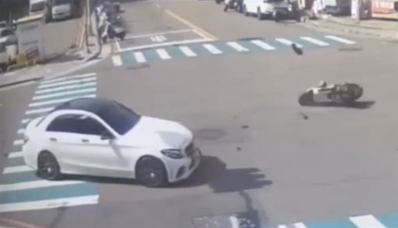 老夫妻遭後方的白色賓士車追撞。（圖／翻攝畫面）