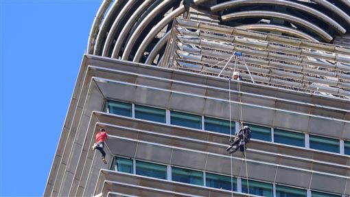 霍諾德攀101直播　攝影師高空吊掛太敬業