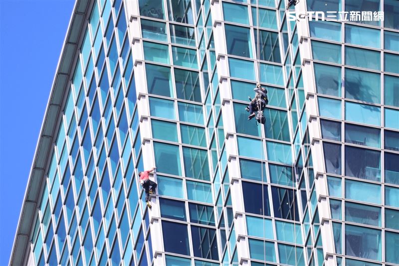 艾力克斯霍諾德(Alex Honnold)的攝影師跟著懸掛在高空中。(圖/記者鄭孟晃攝影)