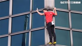 霍諾德成功挑戰徒手攀上101。（圖／記者鄭孟晃攝影）