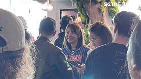 霍諾德攀爬台北101。觀景台最近距離 霍諾德妻子在89樓等老公 賈永婕也在（圖／記者賴俊佑攝影）