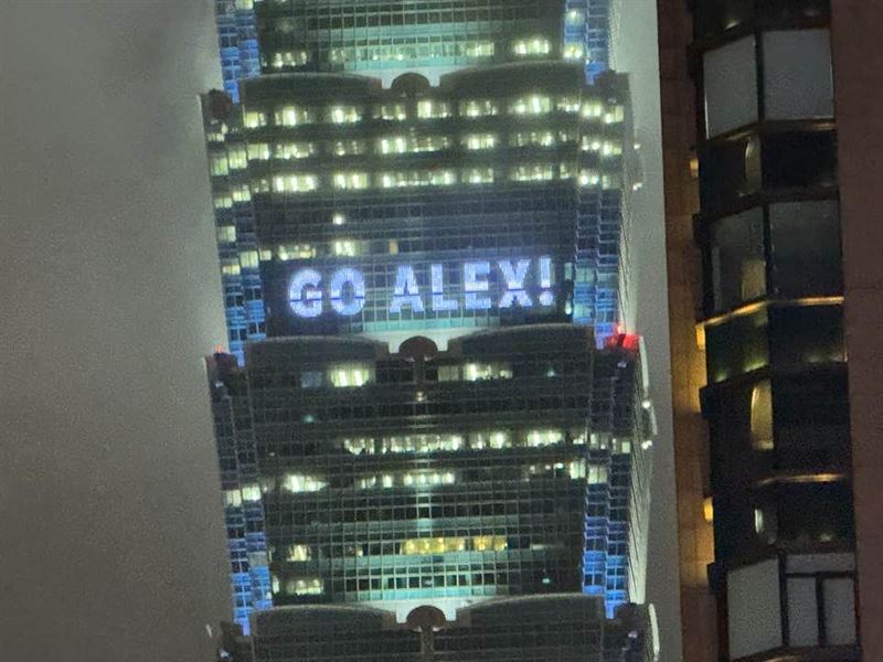 Alex Honnold 今攀登台北101，全球限量20個的特製粉袋成焦點。一個他親身使用，Black Diamond 釋出其餘19個親筆簽名款抽獎，粉絲嗨喊抽到賺爛！（圖／記者師瑞德攝影）