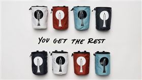 Alex Honnold 今攀登台北101，全球限量20個的特製粉袋成焦點。一個他親身使用，Black Diamond 釋出其餘19個親筆簽名款抽獎，粉絲嗨喊抽到賺爛！Alex Honnold 今攀登台北101，全球限量20個的特製粉袋成焦點。一個他親身使用，Black Diamond 釋出其餘19個親筆簽名款抽獎，粉絲嗨喊抽到賺爛！（圖／翻攝自Black Diamond IG）