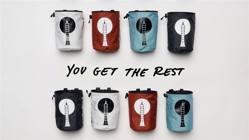 Alex Honnold 今攀登台北101，全球限量20個的特製粉袋成焦點。一個他親身使用，Black Diamond 釋出其餘19個親筆簽名款抽獎，粉絲嗨喊抽到賺爛！Alex Honnold 今攀登台北101，全球限量20個的特製粉袋成焦點。一個他親身使用，Black Diamond 釋出其餘19個親筆簽名款抽獎，粉絲嗨喊抽到賺爛！（圖／翻攝自Black Diamond IG）