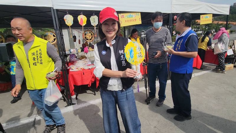 國民黨高雄市長參選人柯志恩（前中）25日出席活動時表示，藍白一定要合，未來不管在地方選舉或總統大選，藍白一定有合作上的默契。（圖／柯志恩辦公室提供）