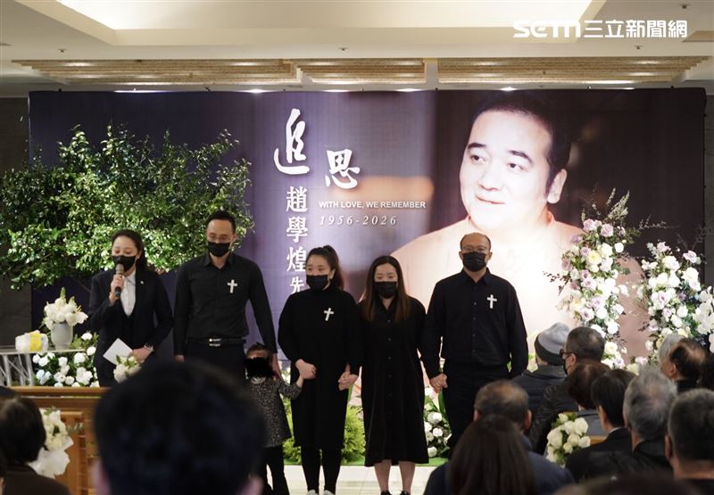 趙學煌追思會現場，家屬向現場親友敬禮致意。（圖／記者趙于瑩攝影）