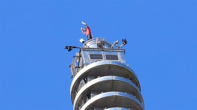 霍諾德成功攻頂台北101，揮手跟地面圍觀的民眾打招呼。（圖／記者鄭孟晃攝影）