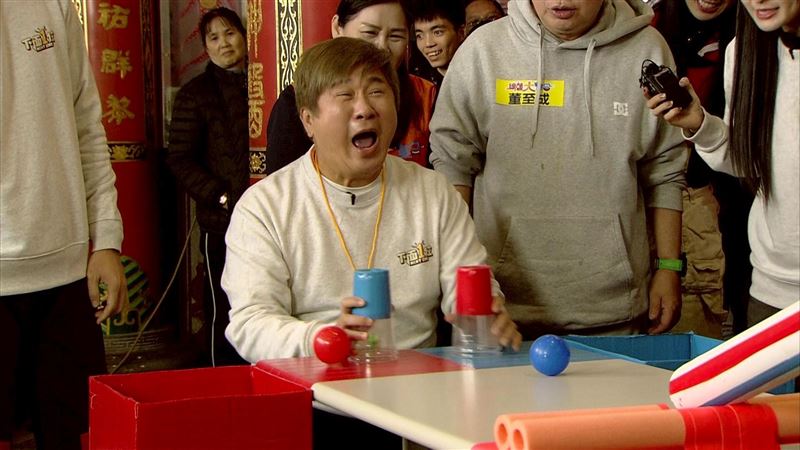 胡瓜挑戰玩遊戲。（圖／民視提供）