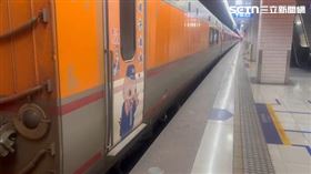 自強號列車駛入南港站突然竄煙，詳細原因臺鐵公司已派員查修。（圖／翻攝畫面）