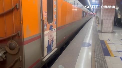 自強號列車駛入南港站突然竄煙，詳細原因臺鐵公司已派員查修。（圖／翻攝畫面）