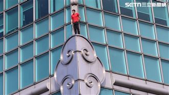 霍諾德「只用腳夾住」伸手抹粉　網全看呆