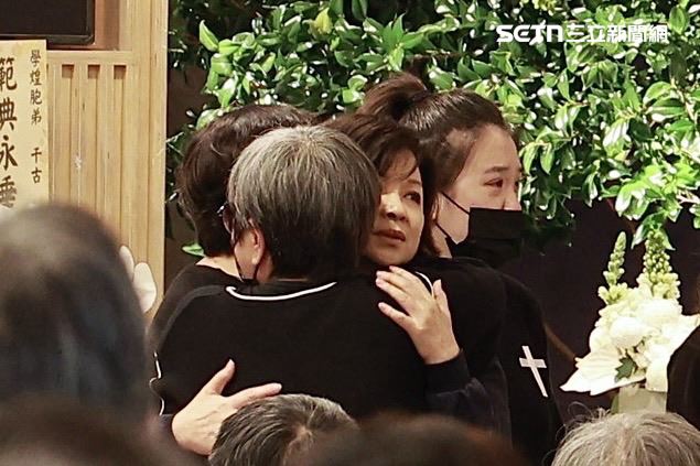 楊貴媚擁抱趙學煌家屬。（圖／記者趙于瑩攝影）