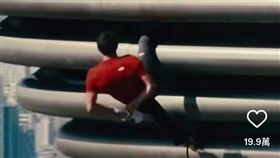 霍諾德只用腳夾住建築物，伸手抹粉舉動讓網友看了心臟漏拍。（圖／翻攝自Netflix IG）