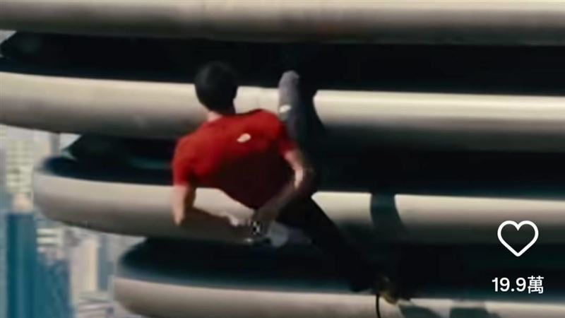 霍諾德「只用腳夾住」伸手抹粉　網全看呆