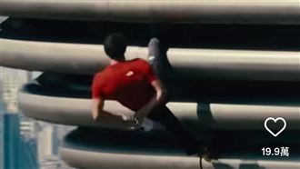 霍諾德「只用腳夾住」伸手抹粉　網全看呆