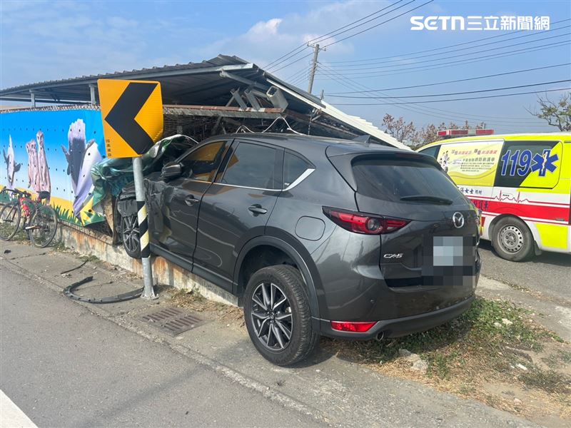 「嘎逼&amp;牛奶互動園區」圍牆被撞個稀巴爛。（圖／翻攝畫面）