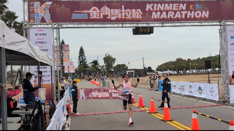2026金門馬拉松25日進行競賽組賽事，就讀烈嶼國中的金門選手林于辛奪下10公里男子組冠軍