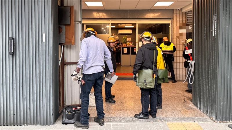 警聯手市府強勢斷水電。（圖／翻攝畫面）