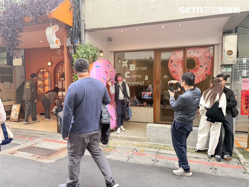 台北市中山區一家甜甜圈店，日前因公告「不接待12歲以下孩童」引發爭議，記者於週日下午實際前往現場直擊，發現店內仍有不少消費者用餐。（圖／記者李育道攝影）