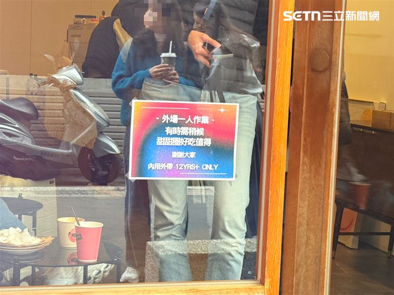 甜甜圈店外貼出公告。（圖／記者李育道攝影）