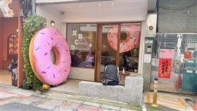 台北市中山區一家甜甜圈店，日前因公告「不接待12歲以下孩童」引發爭議。（圖／記者李育道攝影）