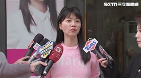 高嘉瑜在服務處前發春聯並受訪。（圖／翻攝畫面）
