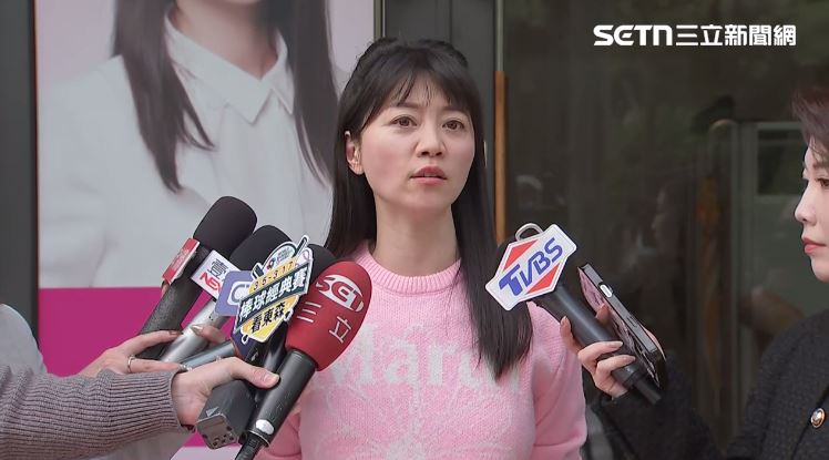 高嘉瑜在服務處前發春聯並受訪。（圖／翻攝畫面）