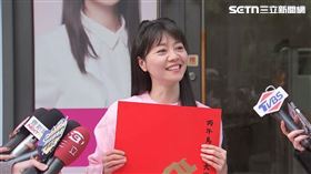 高嘉瑜在服務處前發春聯並受訪。（圖／翻攝畫面）
