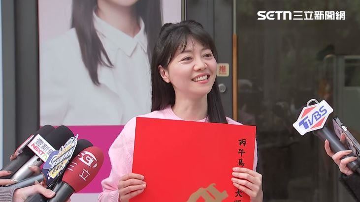 高嘉瑜在服務處前發春聯心情好，面對記者提問頻頻展露笑容。（圖／翻攝畫面）