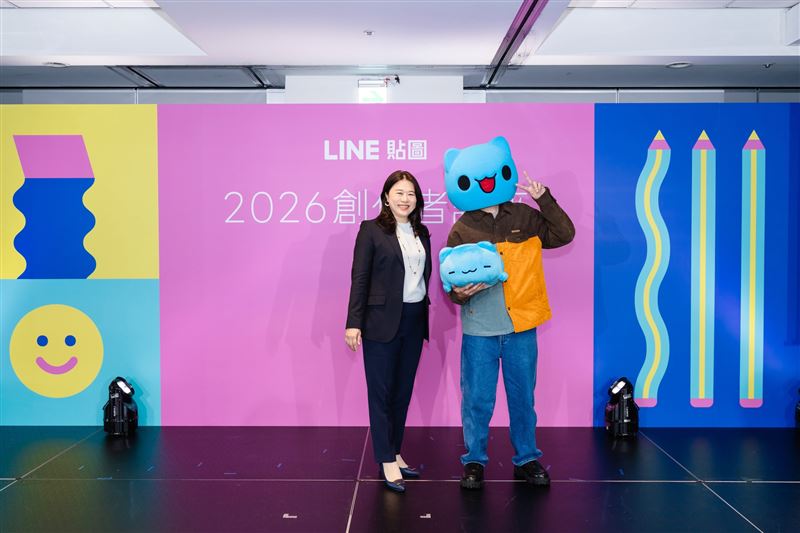 LINE台灣貼圖暨創作者事業部副總經理呂苔君(左)與「貓貓蟲咖波」創作者亞拉(右)參與2026創作者講座。(圖/LINE提供)