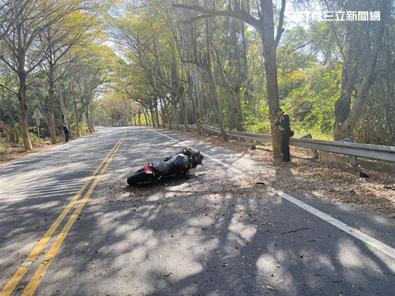 事故地點地面有大量落葉，不排除重機騎士可能在過彎時壓到樹葉打滑。（圖／翻攝畫面）