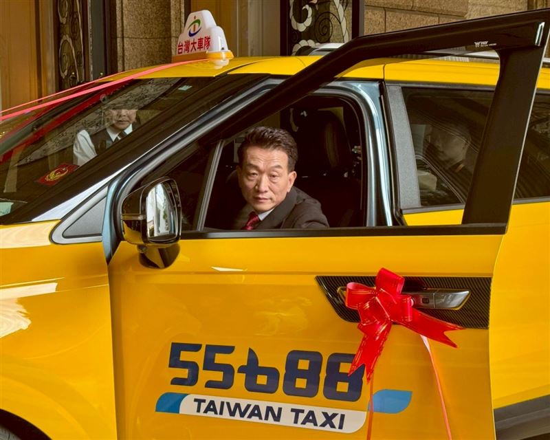 55688台灣大車隊資資深隊員，黃路大哥擔任女兒主禮車駕駛。（圖／55688提供）