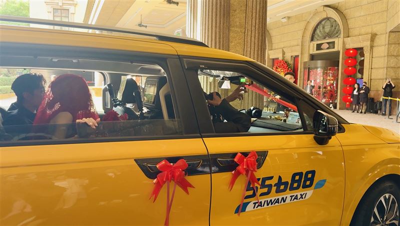 Lu爸很順手的按下計費表。（圖／55688提供）