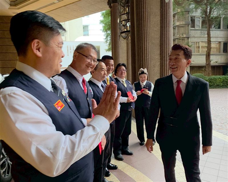 Lu爸包紅包給台灣大車隊夥伴。（圖／55688提供）