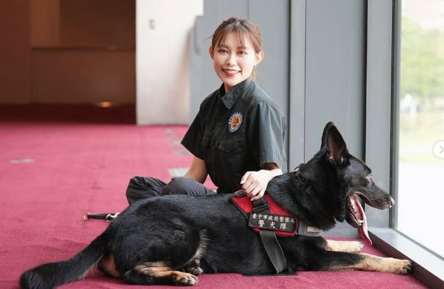 李芷儀卸下警察制服勇敢追夢，但她表示那段訓練她勇敢、紀律與使命感的日子，學會了什麼叫堅持到底，「現在的我，雖然走上不同的舞台，但我知道那份使命感，從沒離開我心裡。」（圖／翻攝自IG @seventtova）