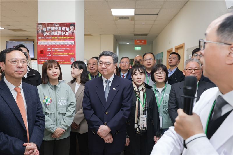行政院長卓榮泰今（25）日前往桃園大園敏盛醫院訪視「週日及國定假日輕急症中心（UCC）」計畫落實情形。（圖／行政院提供）